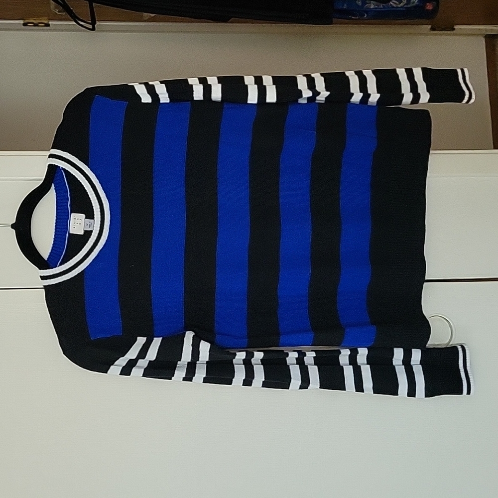 Light-weight sweater. Size M. Super soft and in great condition.